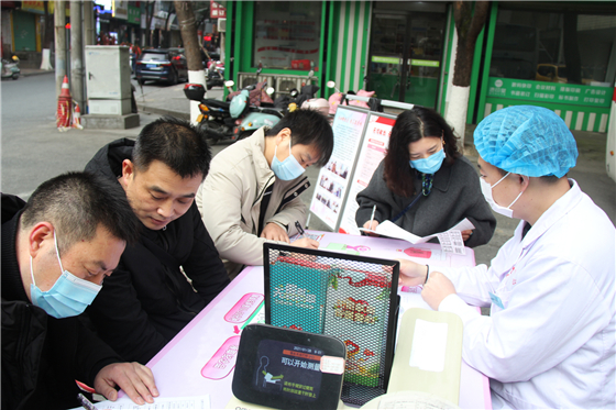 用熱血為冬日儲備一份溫暖 ——漢濱區(qū)委區(qū)政府組織開展冬季應急獻血活動