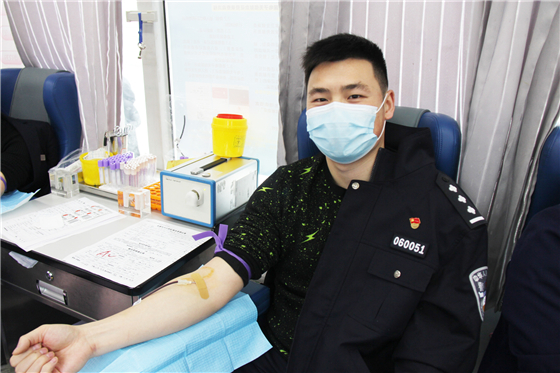 人民警察一心為民，捋袖捐血鐵血柔情——安康市公安局積極開展冬季獻血活動