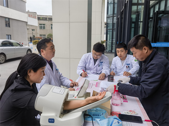 一“臂”之力，踐行醫(yī)者擔當——安康市中心血站聯(lián)合漢濱區(qū)第三人民醫(yī)院開展無償獻血活動