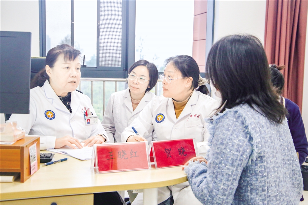 空軍軍醫(yī)大學(xué)唐都醫(yī)院王曉紅教授帶領(lǐng)團隊開展義診