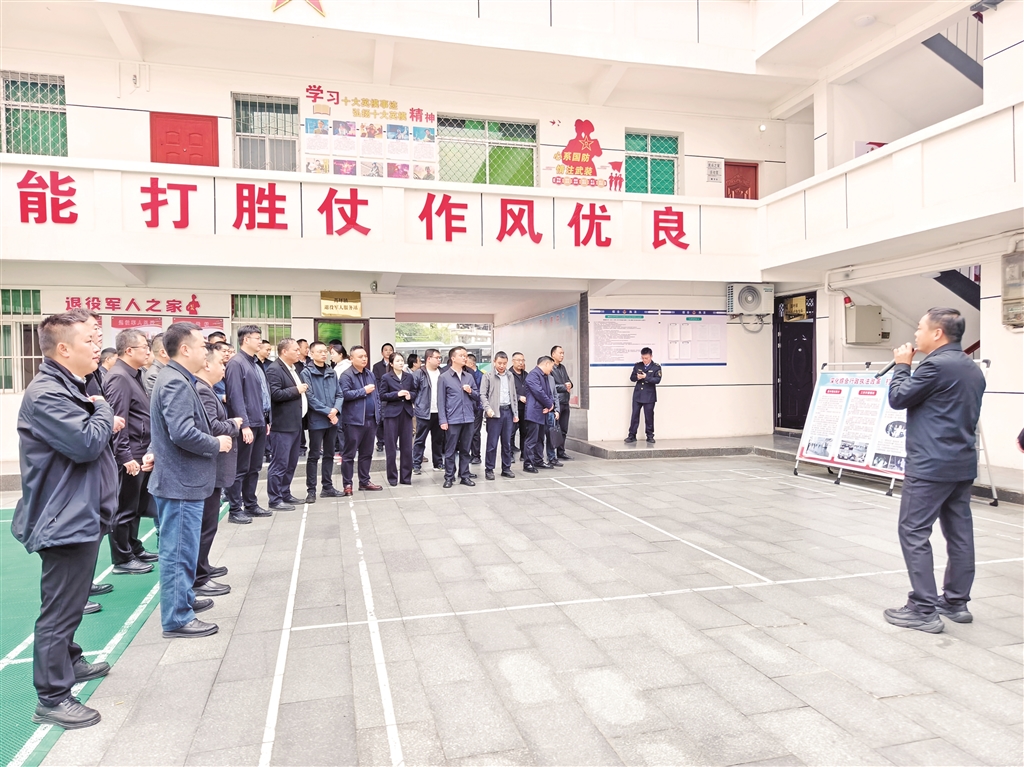 各鎮(zhèn)鎮(zhèn)長和鎮(zhèn)綜合行政執(zhí)法人員在蒿坪交流學(xué)習(xí)