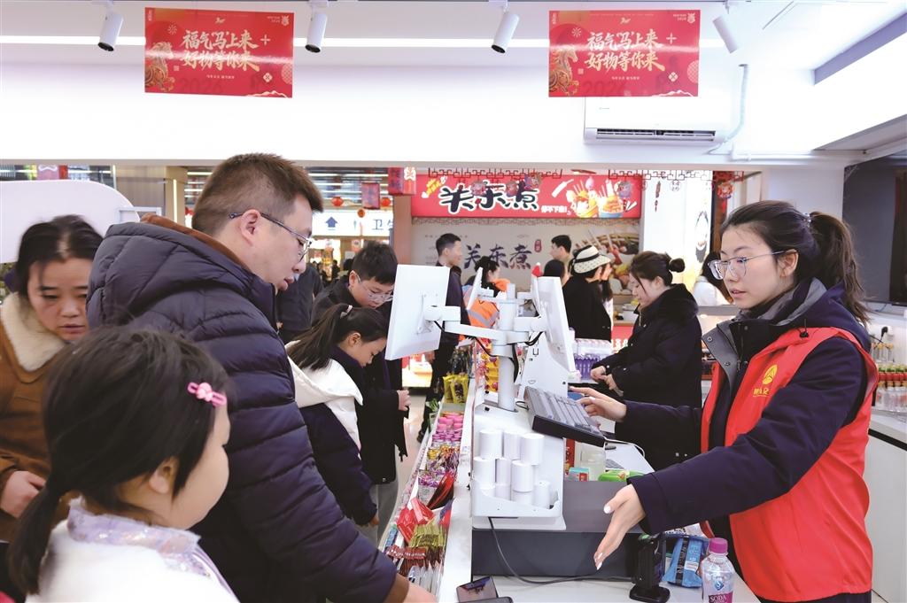 司乘游客絡(luò)繹不絕