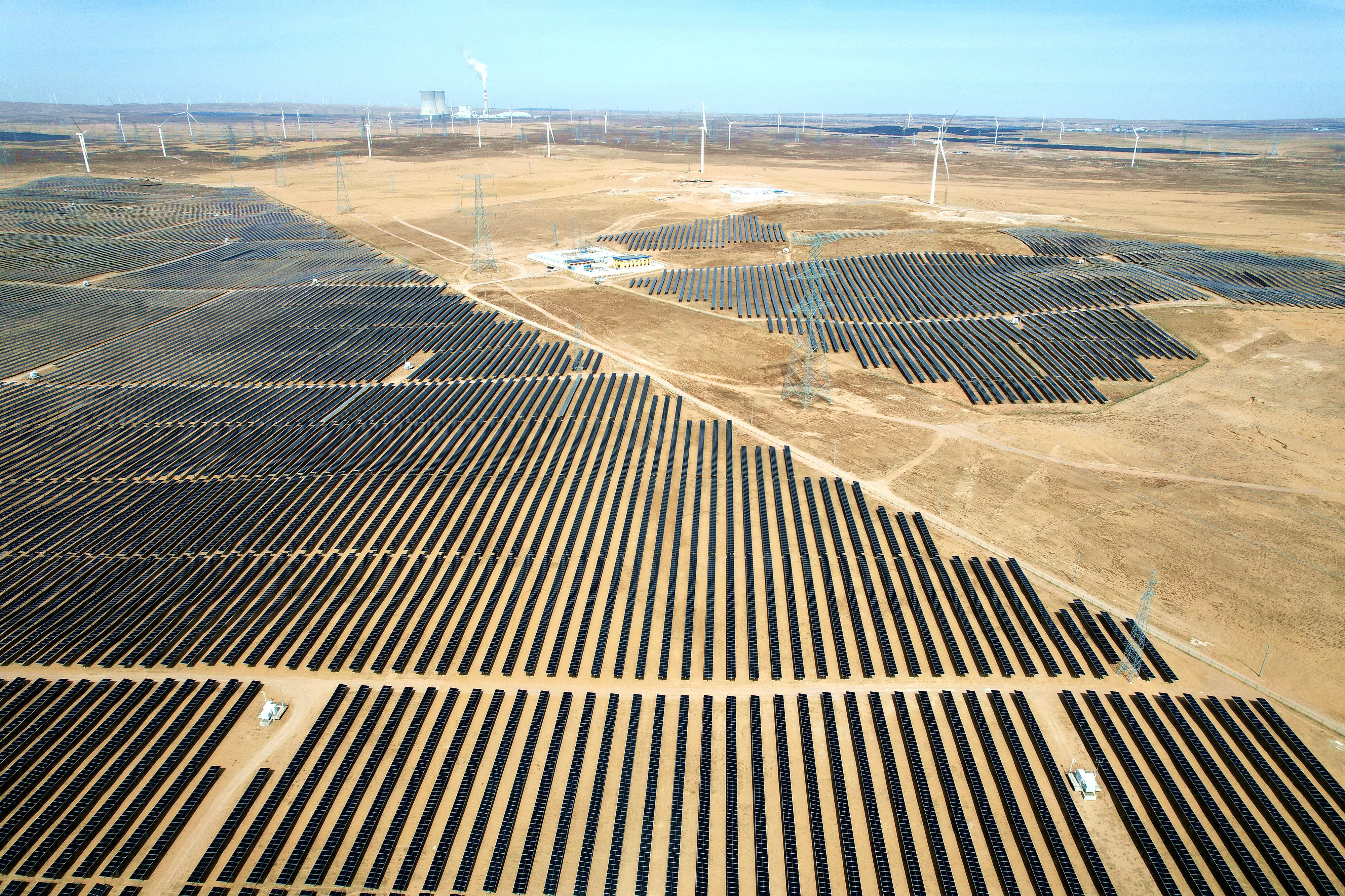 2026年3月18日，寧夏銀川，在靈武市白土崗鄉(xiāng)的一處光伏產(chǎn)業(yè)基地，成片的太陽(yáng)能光伏板匯成一片“藍(lán)色海洋”。