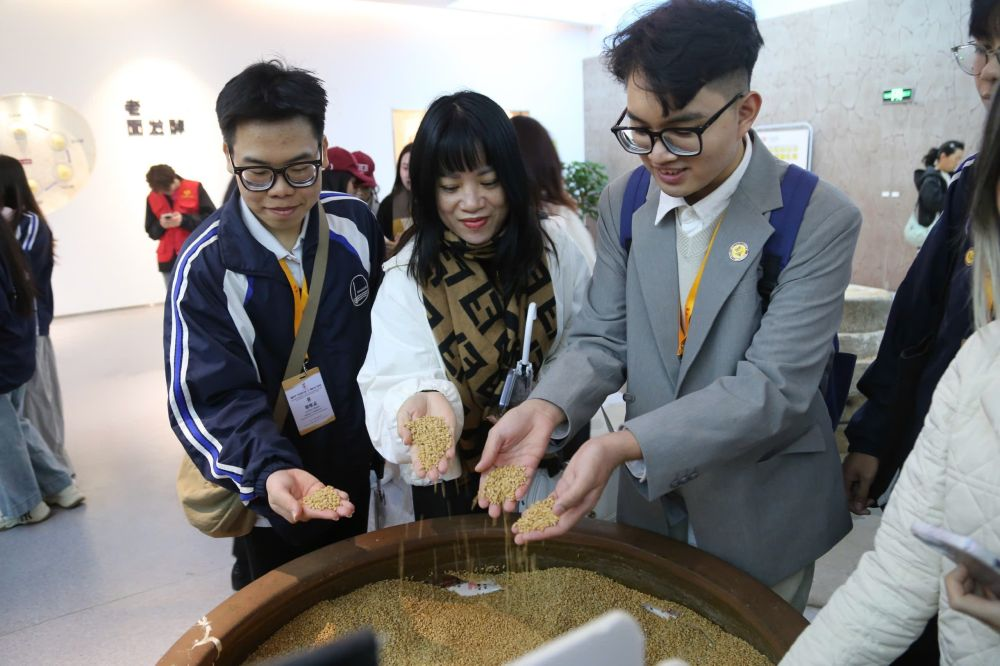 2026年3月30日，參加“紅色研學(xué)之旅”的越南青年在河北參觀新農(nóng)村建設(shè)。