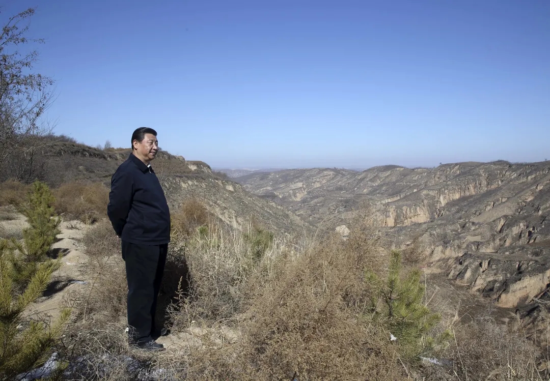 2015年2月13日，習(xí)近平回到陜西省延安市延川縣文安驛鎮(zhèn)梁家河村看望父老鄉(xiāng)親。在一段山路上，他停了下來，舉目凝望。